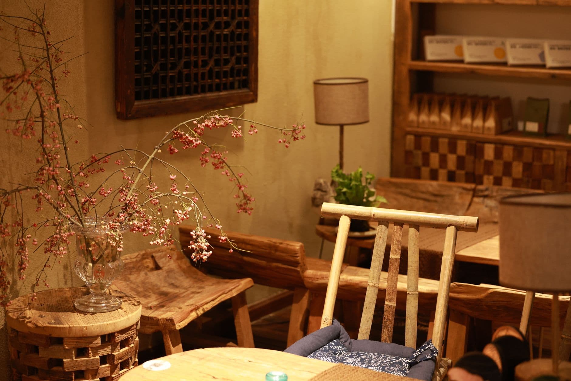 枝椏店內:原木桌椅、竹椅與一枝細花